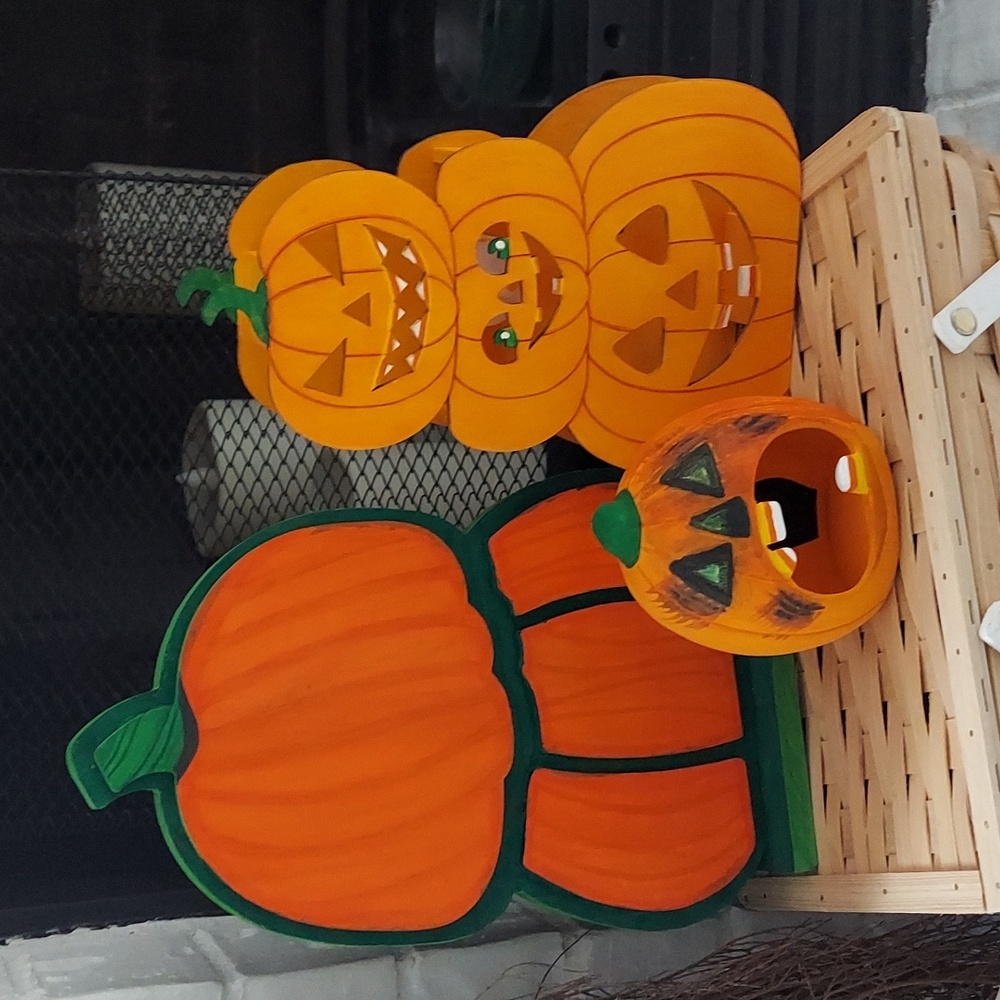 3 halloween pumkin decorations.